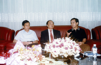 圖為市委書記黃道偉(右一)、市長湯世保(左一)在南寧機(jī)場貴賓廳會見美國美豐銀行董事長李文裕(中)。本報記者 黎均富攝