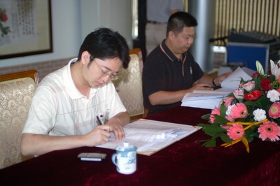 余道群總裁與中建四局一公司代表李曉陽經理分別在施工合同上簽字